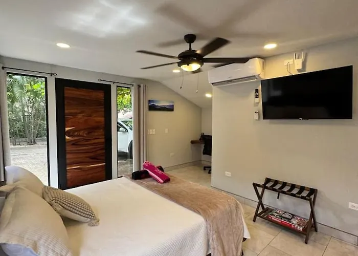 Private 1br Retreat Queen Bed Pool Near El Villa Coco