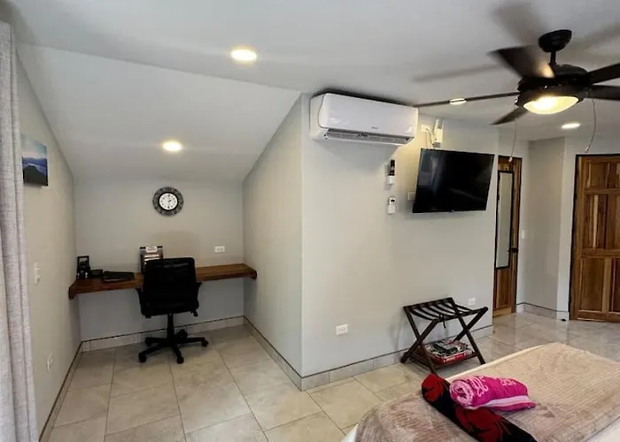 Private 1br Retreat Queen Bed Pool Near El Villa