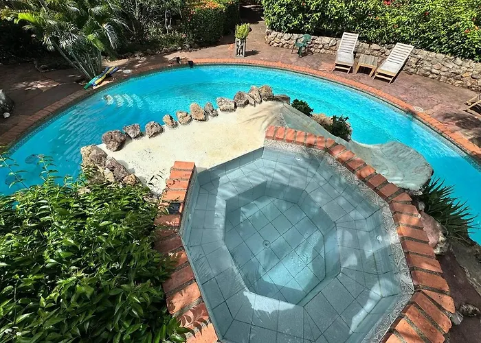 Private 1br Retreat Queen Bed Pool Near El Villa Coco